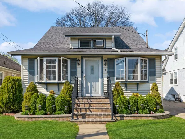 8 Ruth Place, Lynbrook, NY 11563