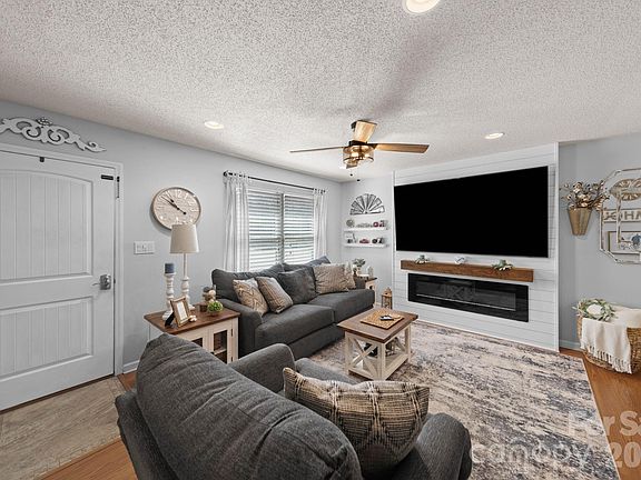 5th image of 609 N 10th St
