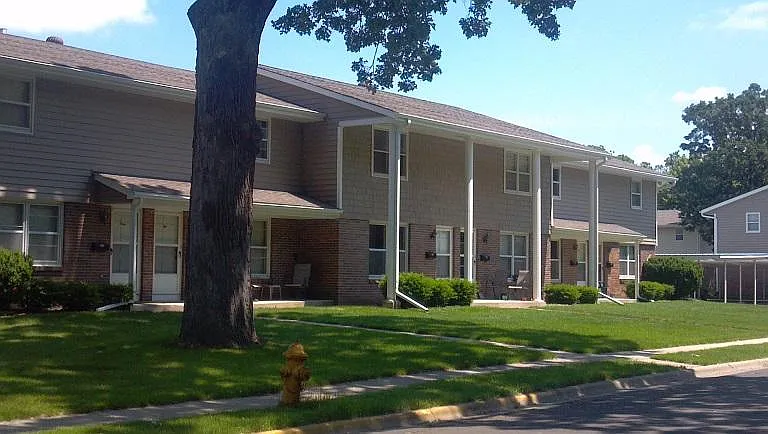Shorewood Townhouse Apartments — Photo 9