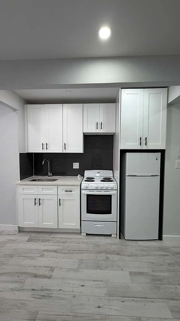 Building Photo - 346 Shepherd Ave #3