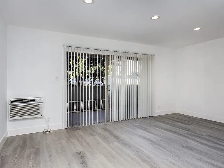 West Brent Apartments — Photo 20