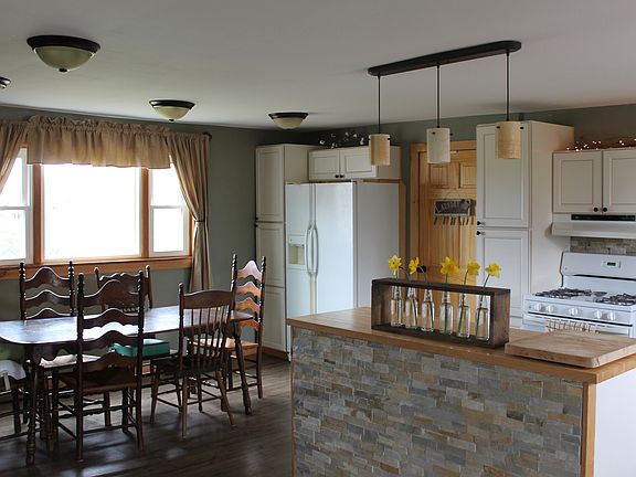 Spacious eat-in kitchen