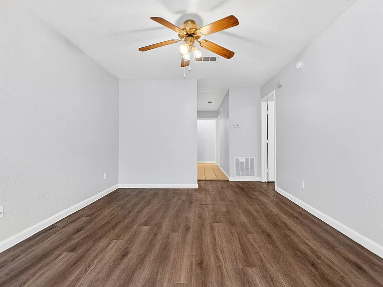 905 Parmer Ave #B — Photo 3
