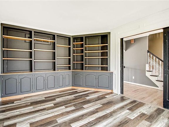 4th image of 315 NE Wicklow Ct