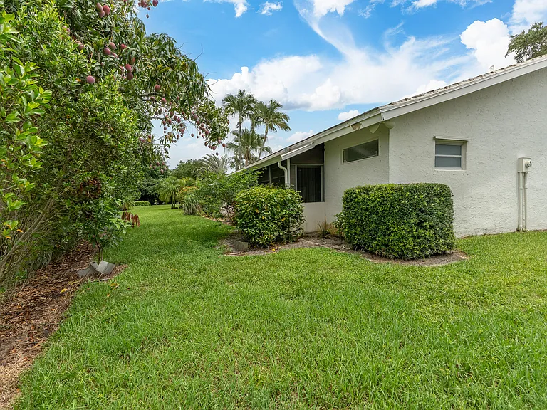 5557 Cameo Dr N — Photo 31