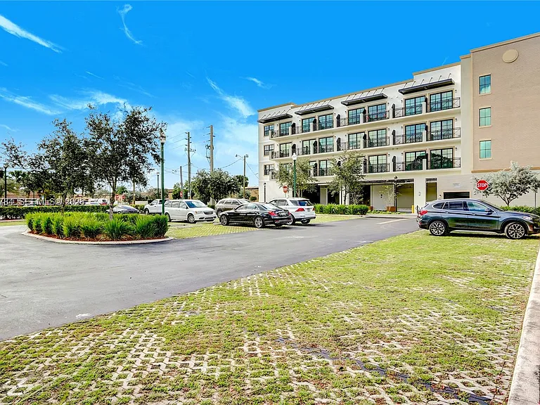 4100 Davie Rd #205 — Photo 16