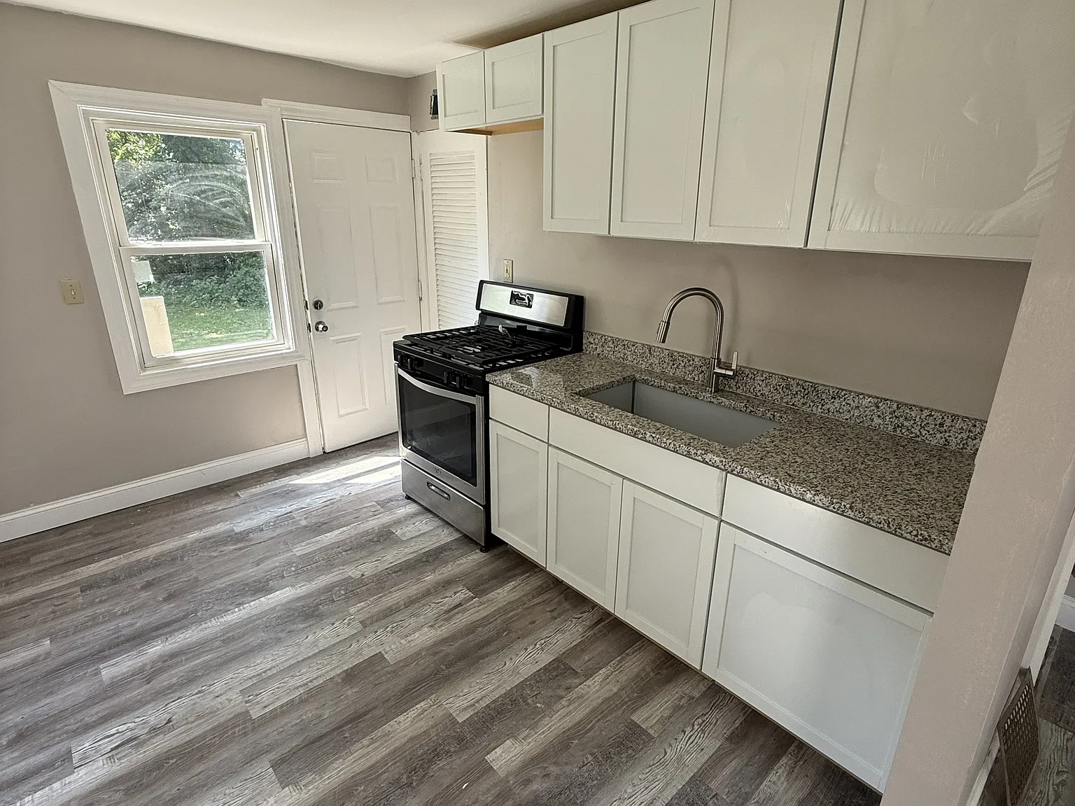 2 bed, 900 sqft, $2,200 — Photo 2