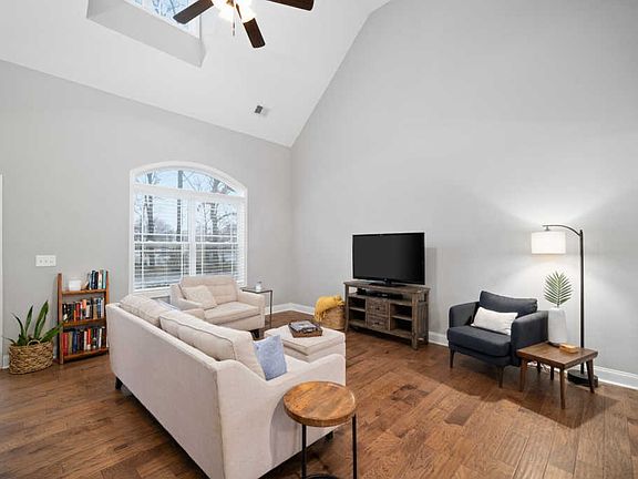 4th image of 203 E Regent Dr