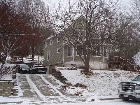 1036 W Seminary St — Photo 2