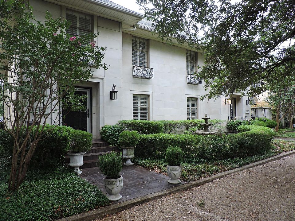 Front view of property.