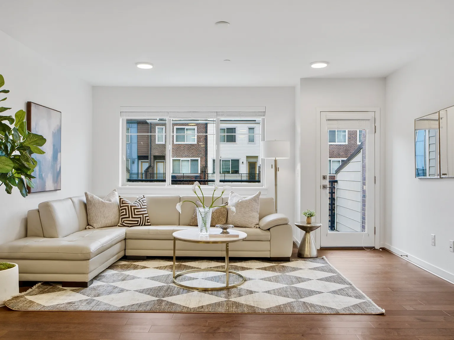3 bed, 3.5 bath, 2002 sqft, $4,250 — Photo 3