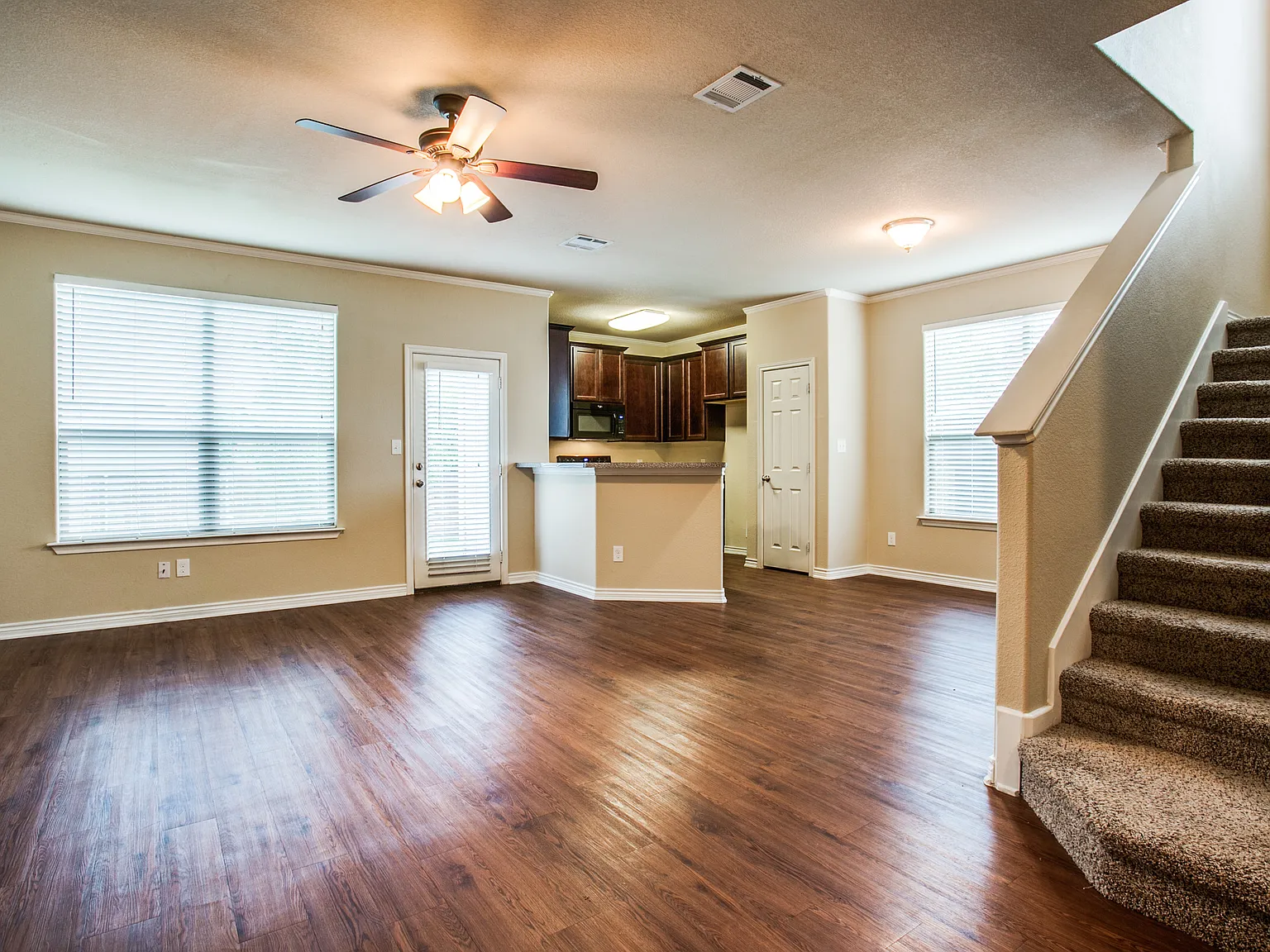 450 Woodgrove Dr — Photo 2