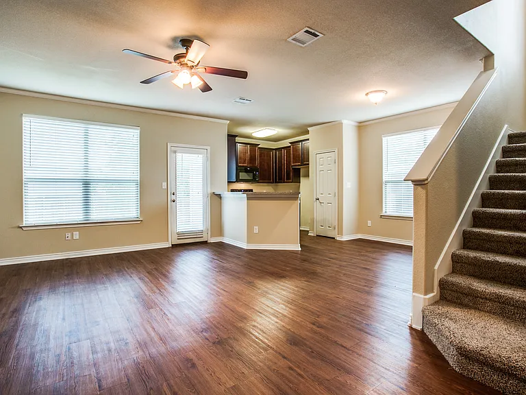 450 Woodgrove Dr #B — Photo 2
