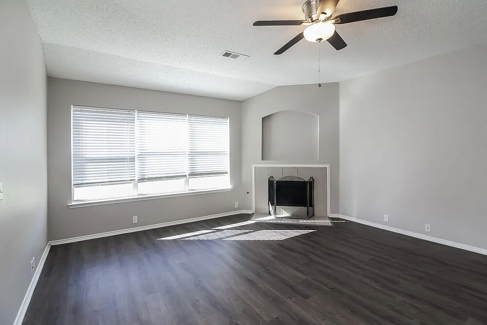 3 bed, 2.0 bath, 1777 sqft, $2,235 — Photo 3