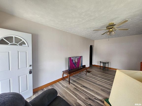 3rd image of 203 W Kaskaskia St