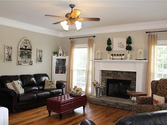 4th image of 627 Bentonville Ln