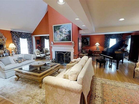 5th image of 99 Stoneybrook Dr