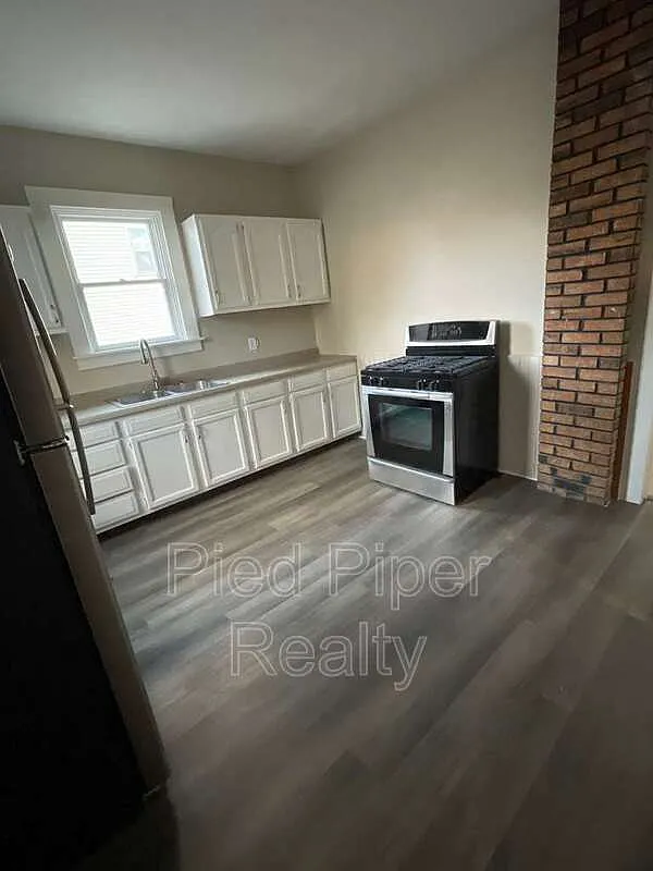 3 bed, 1.0 bath, 1633 sqft, $1,495 — Photo 3