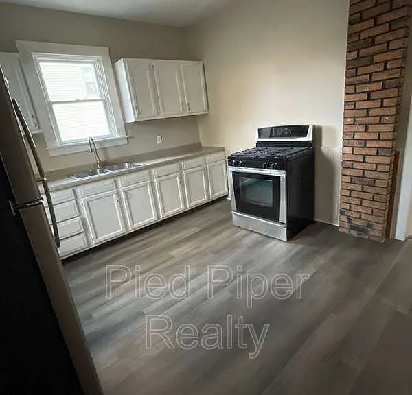 217 N West Ave — Photo 3