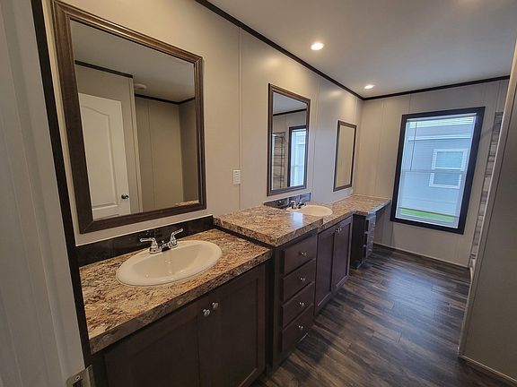5th image of 129 Pineland Ave #Mrqe2a