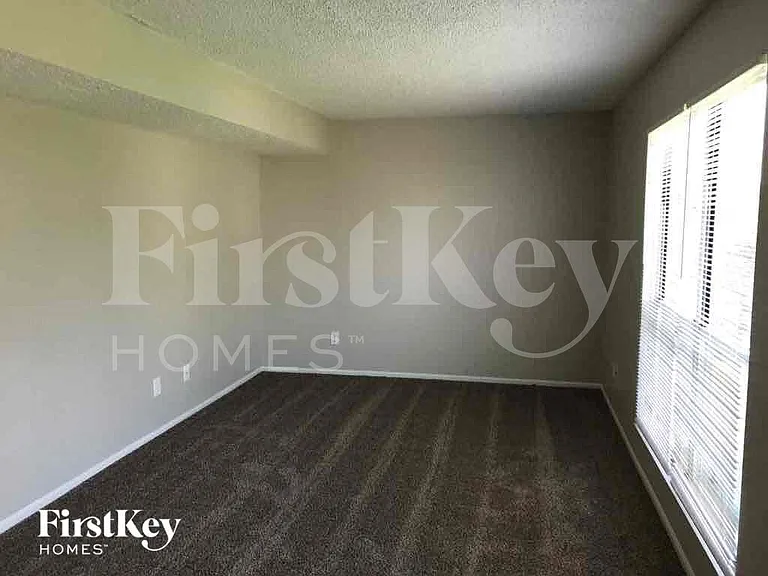 1221 Crossbrook Blvd — Photo 4