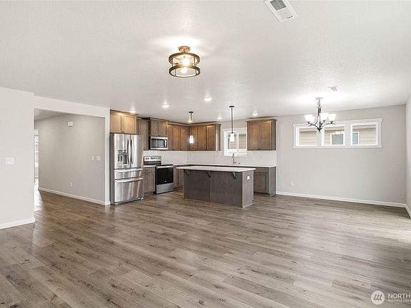 5th image of 725 L St NE