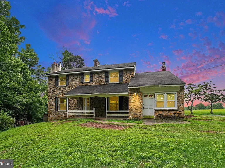 712 E Pine Ford Rd — Photo 1