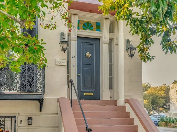 25 W Perry Street, Savannah, GA 31401