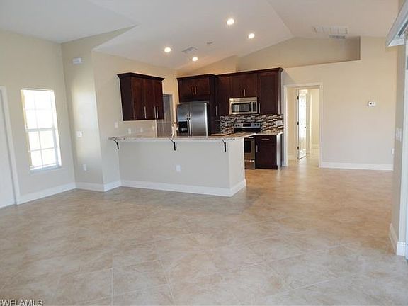 4th image of 634 NE 7th Ave