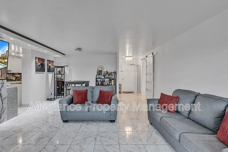 2 bed, 1.5 bath, 1064 sqft, $2,700 — Photo 4