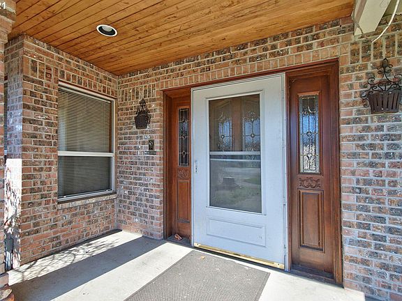 2nd image of 526 SE Brookwood Ave