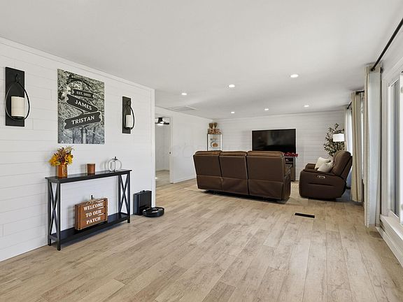 4th image of 305 Meadow Dr