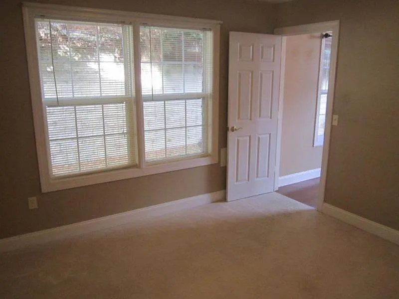 3 bed, 1360 sqft, $1,650 — Photo 3