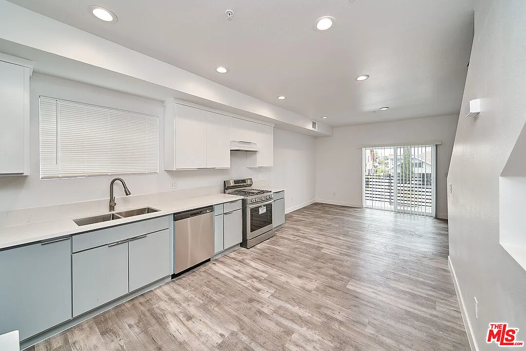 6 bed, 4.0 bath, 1910 sqft, $4,200 — Photo 2