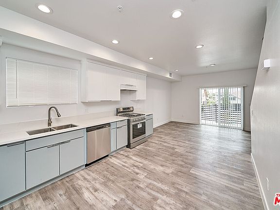 2nd image of 603 1/2 W 41st Pl