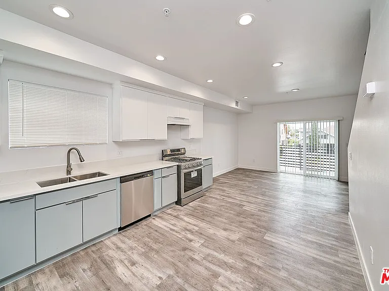 603 W 41st Pl — Photo 8