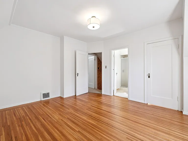 111 Windsor Ave — Photo 24