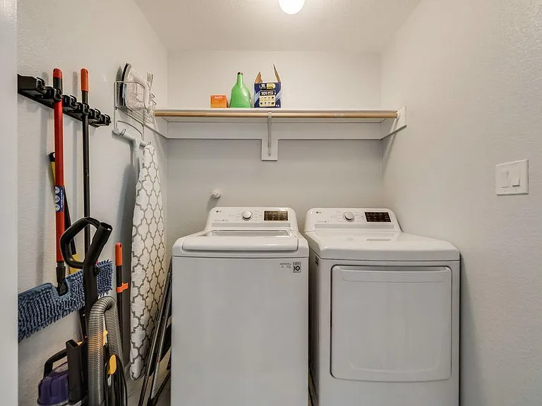 1203 Andrews St — Photo 22