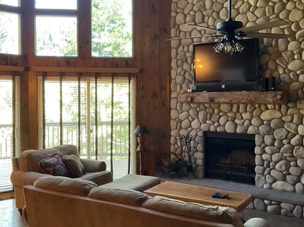 28536 Shenandoah Dr, Lake Arrowhead, CA 92352