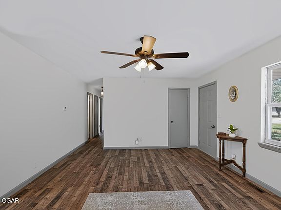 5th image of 106 Azalea St