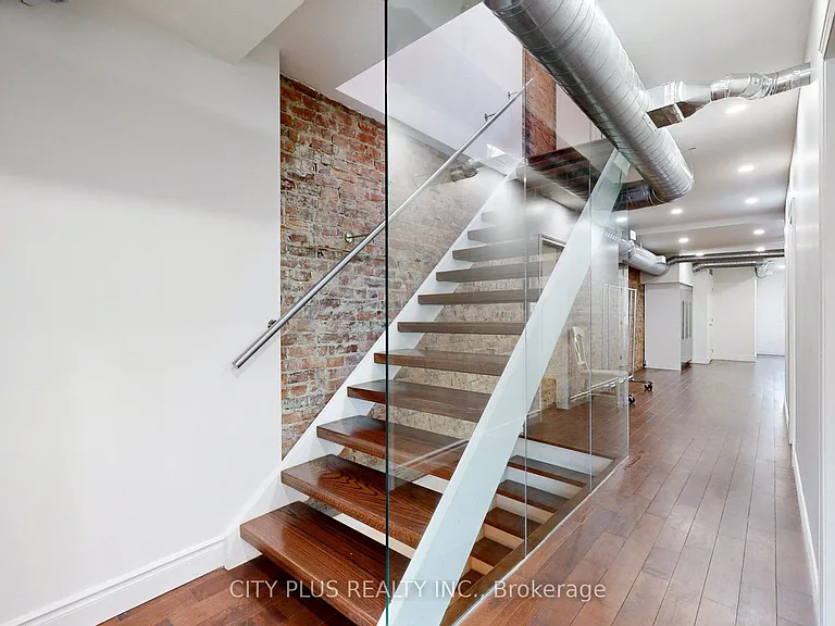 704 Bloor St W — Photo 25