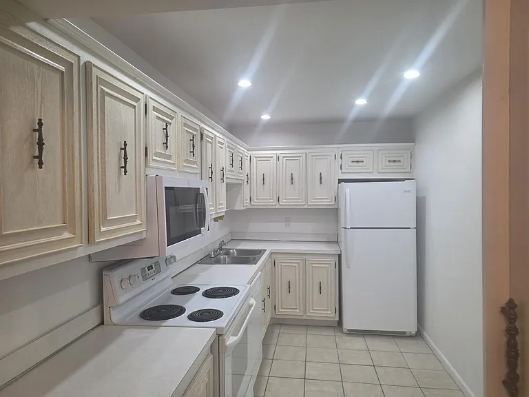 959 SE 2nd Ave #204 — Photo 36