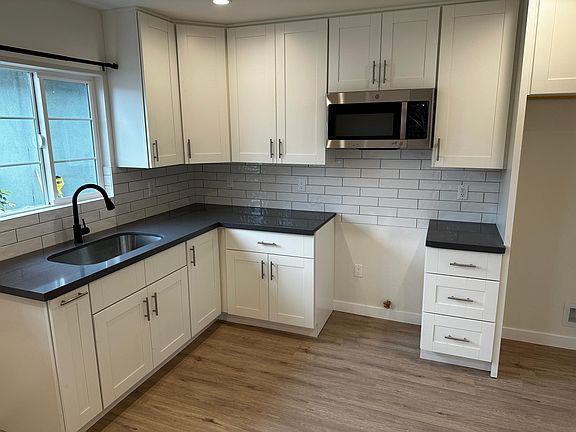 5th image of 416 E Lemon Ave