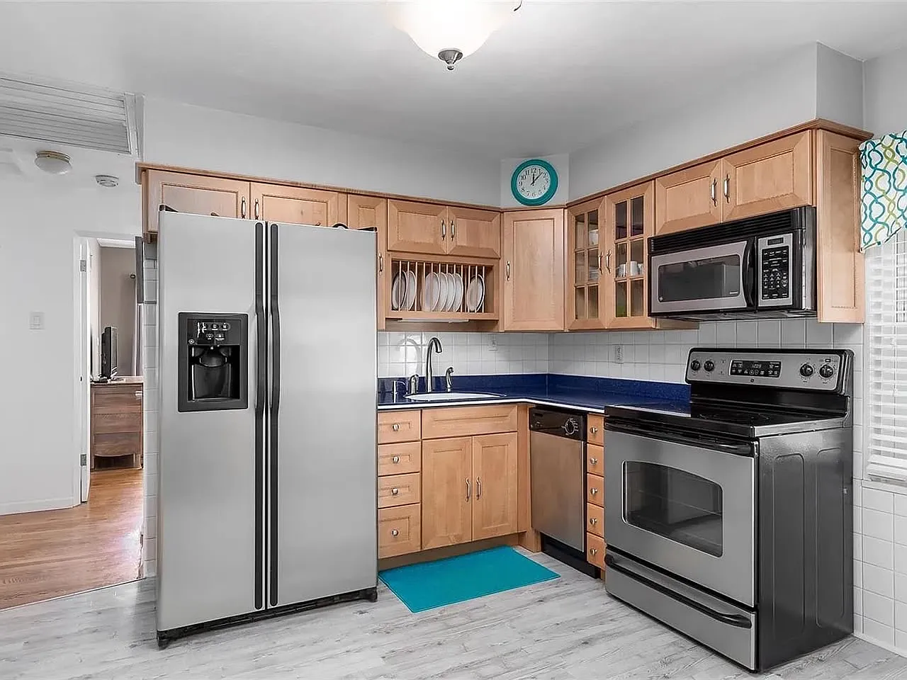 3 bed, 888 sqft, $1,560 — Photo 1