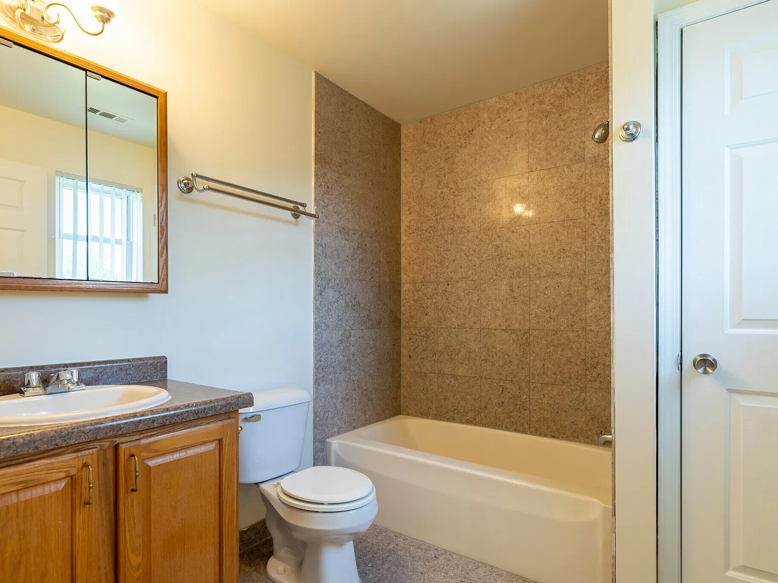 2 bed, 1000 sqft, $1,290 — Photo 4