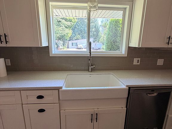 5th image of 11108 26th Ave E