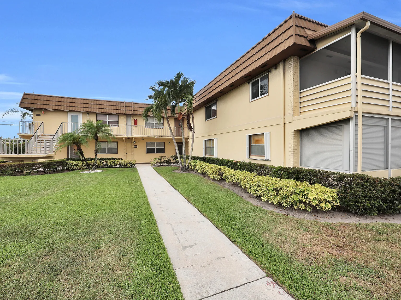 1 bed, 1.5 bath, 720 sqft, $1,300 — Photo 1