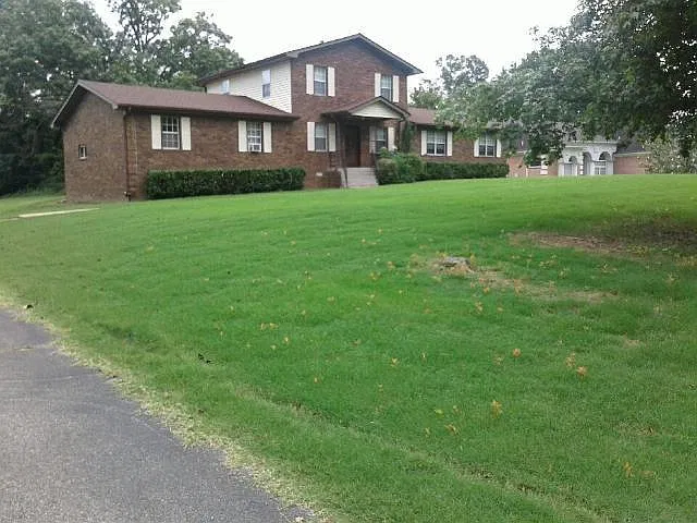 4 bed, 2.5 bath, 2500 sqft, $1,700 — Photo 2