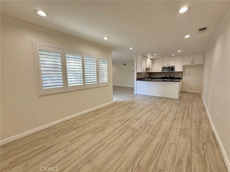 19230 Hamlin St — Photo 32
