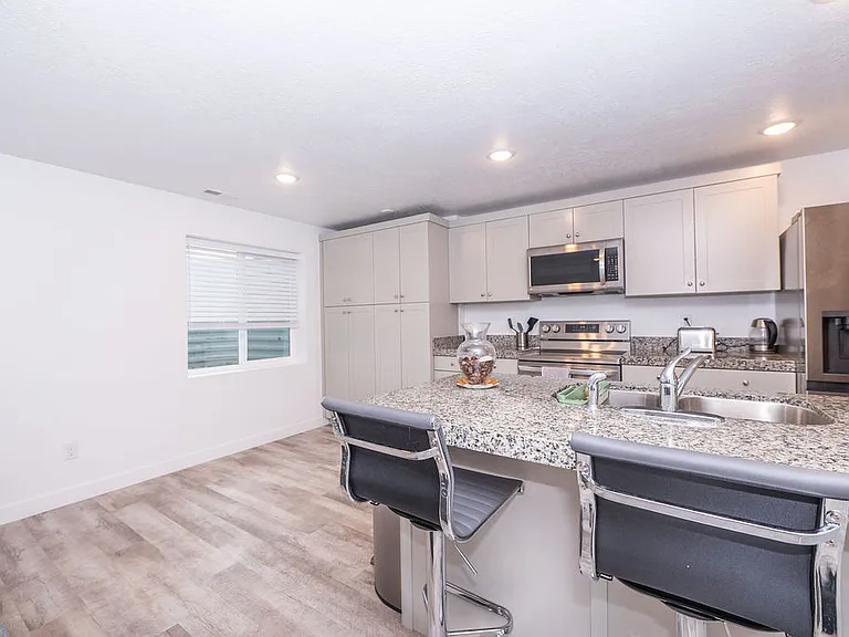 596 Plum Creek Ln — Photo 8